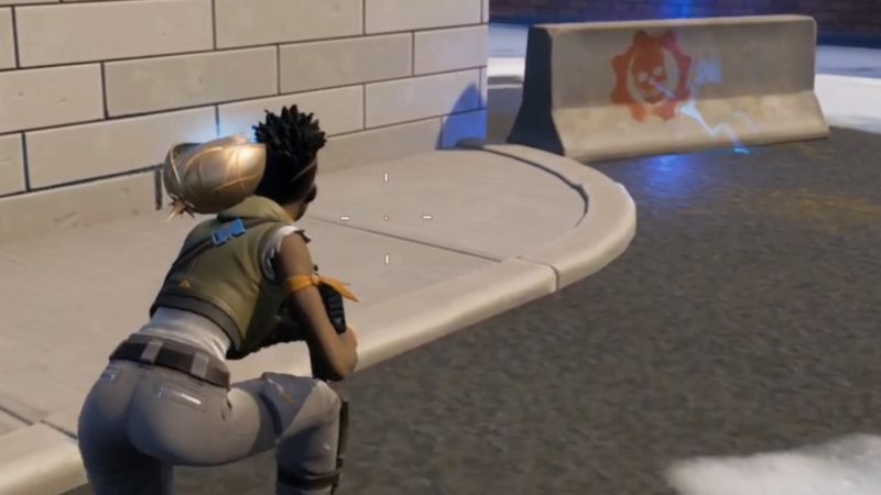 How to crouch behind a barrier in Fortnite Chapter 3 - Gears of War